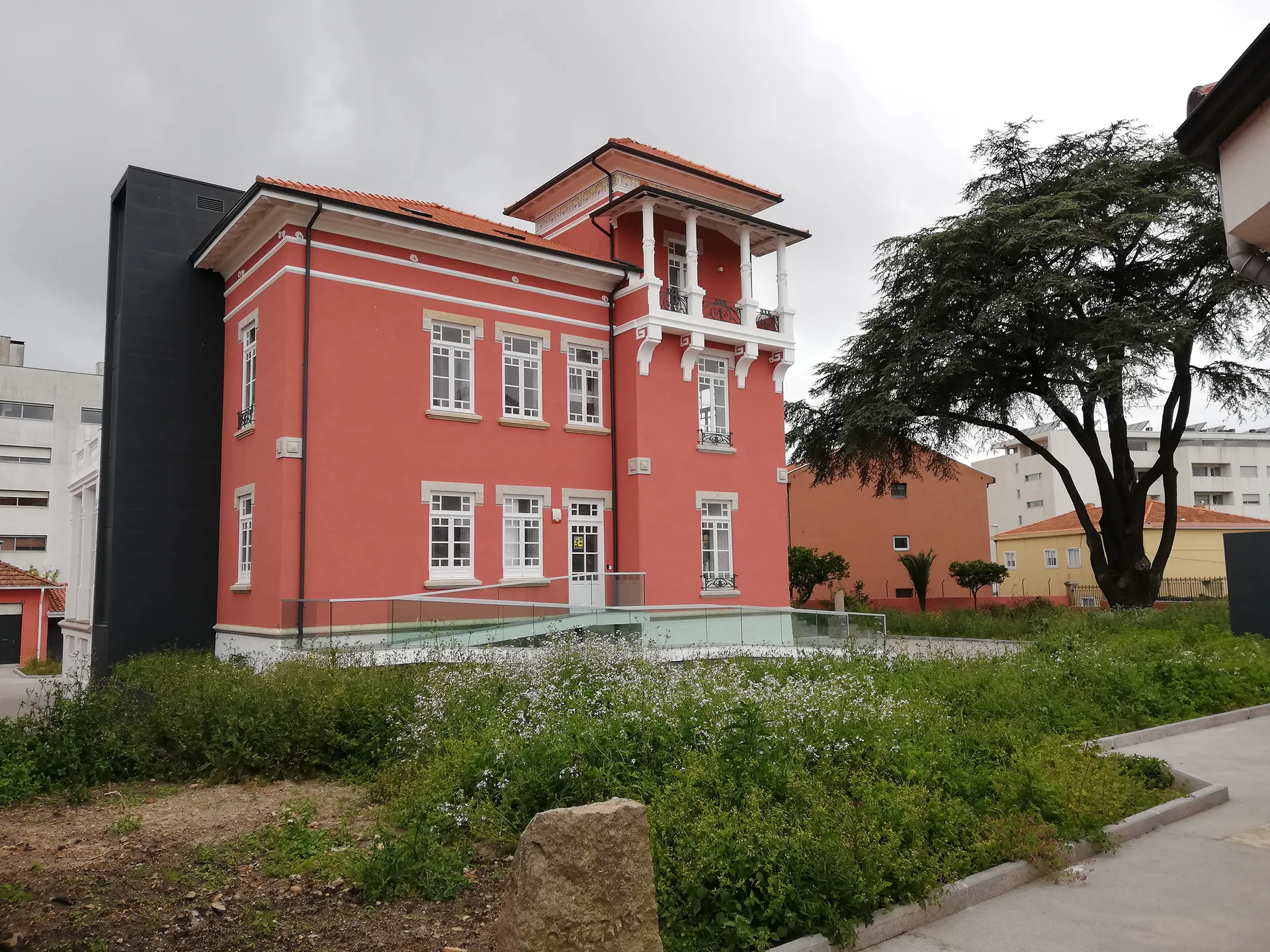 Edifício reabilitado e ampliado